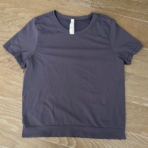 Athleta In Motion Tshirt Size Medium in Purple